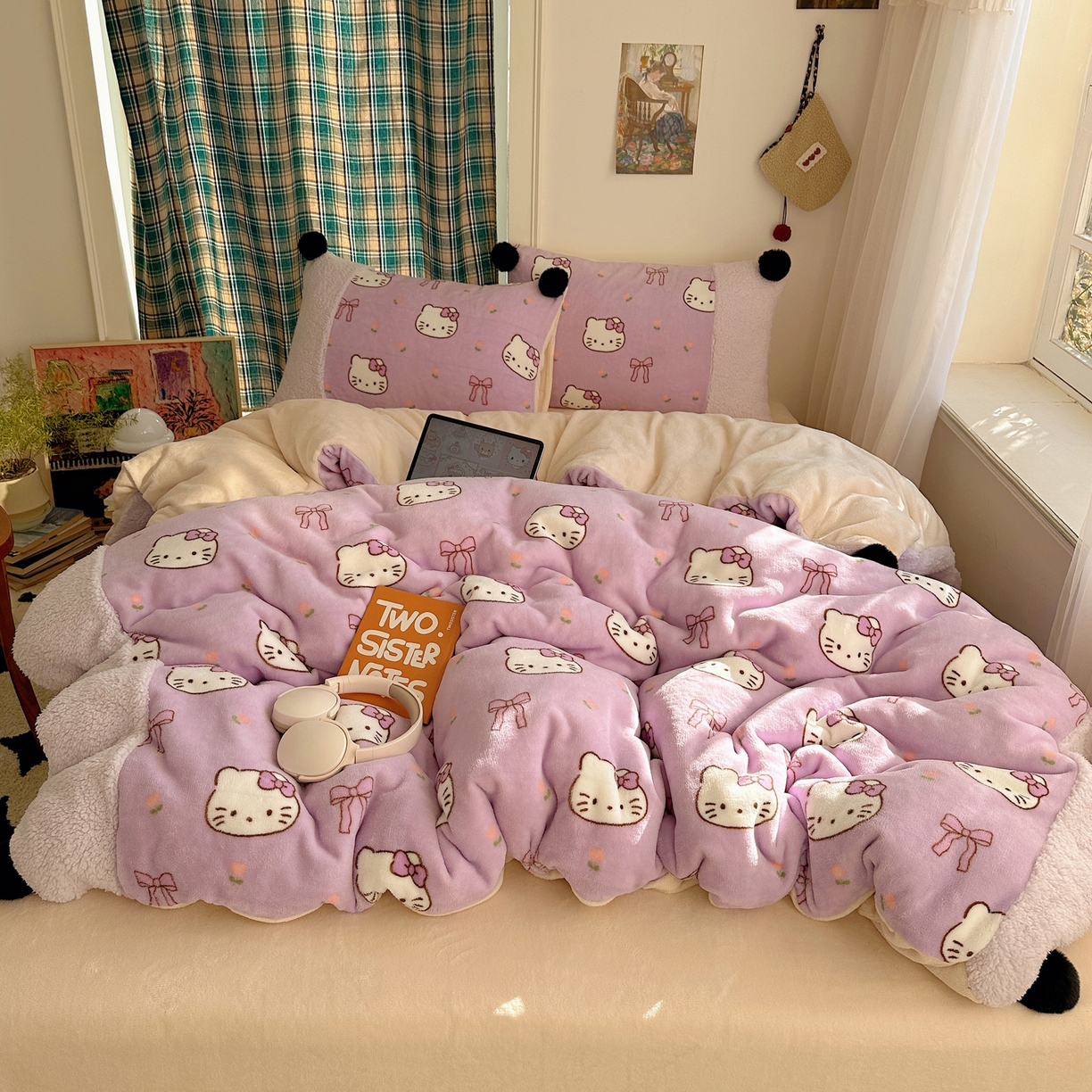 91家纺网 家纺一手货源 找家纺 顾里家纺 2025新款甜风毛球羊羔拼接牛奶绒蝴蝶结花猫系列四件套 花猫紫