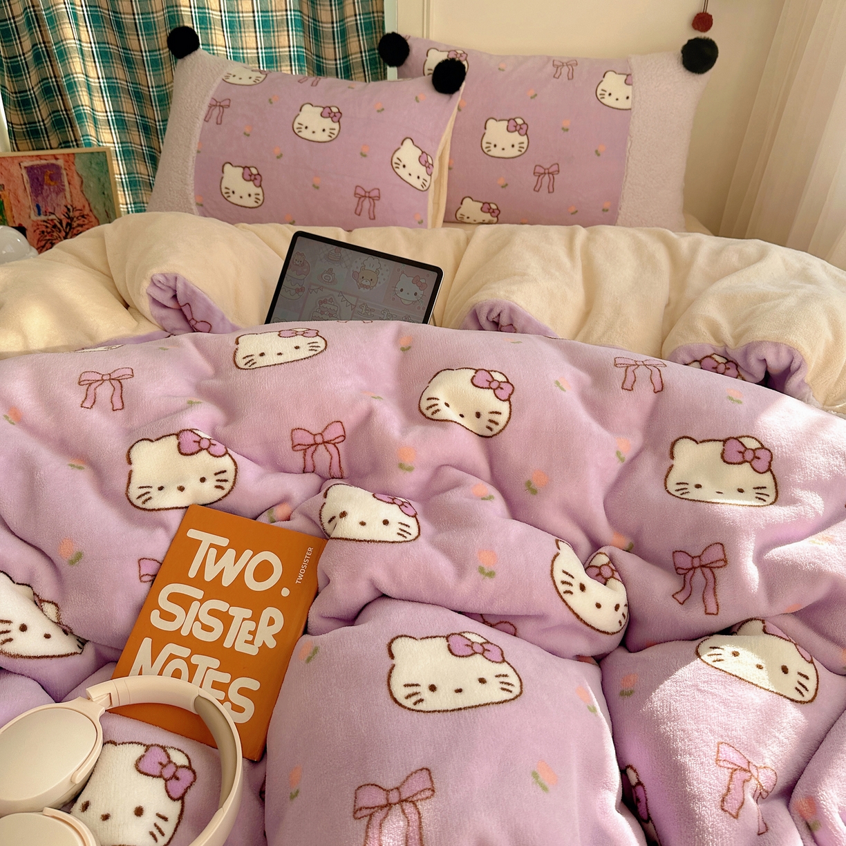 91家纺网 家纺一手货源 找家纺 顾里家纺 2025新款甜风毛球羊羔拼接牛奶绒蝴蝶结花猫系列四件套 花猫紫