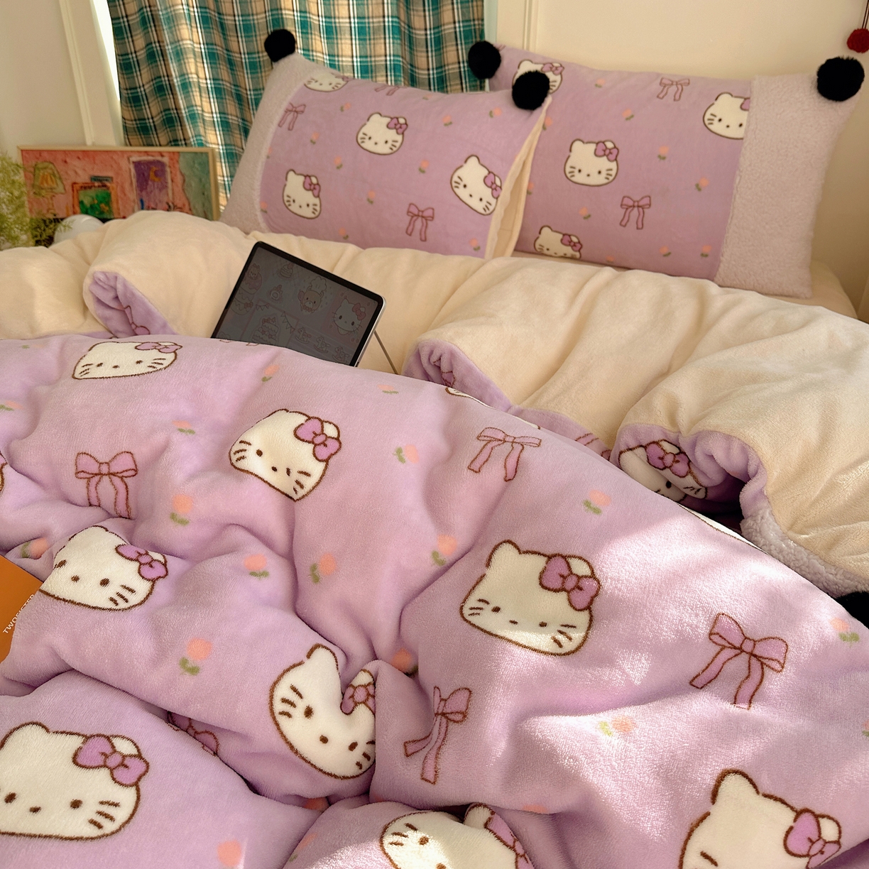 91家纺网 家纺一手货源 找家纺 顾里家纺 2025新款甜风毛球羊羔拼接牛奶绒蝴蝶结花猫系列四件套 花猫紫