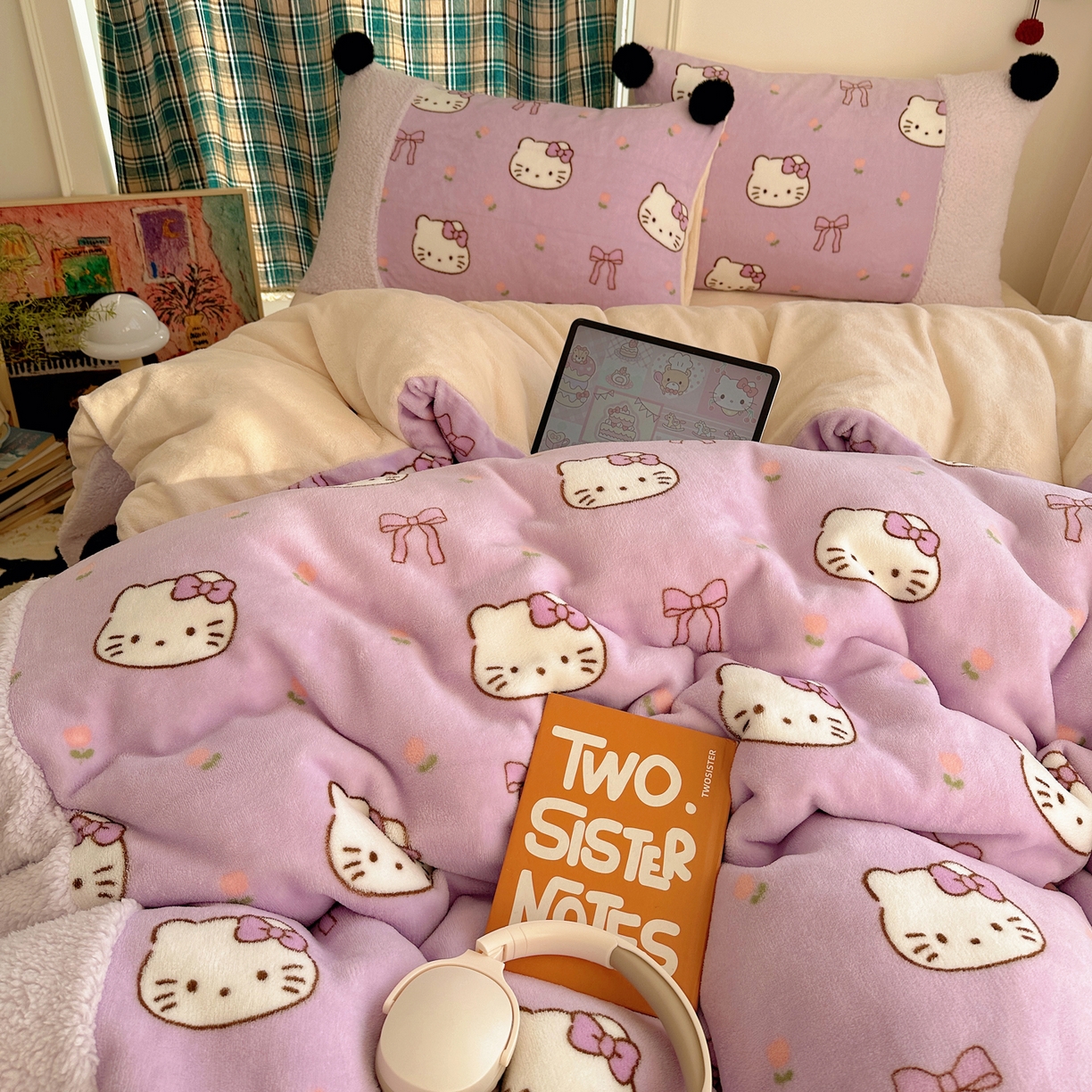 91家纺网 家纺一手货源 找家纺 顾里家纺 2025新款甜风毛球羊羔拼接牛奶绒蝴蝶结花猫系列四件套 花猫紫