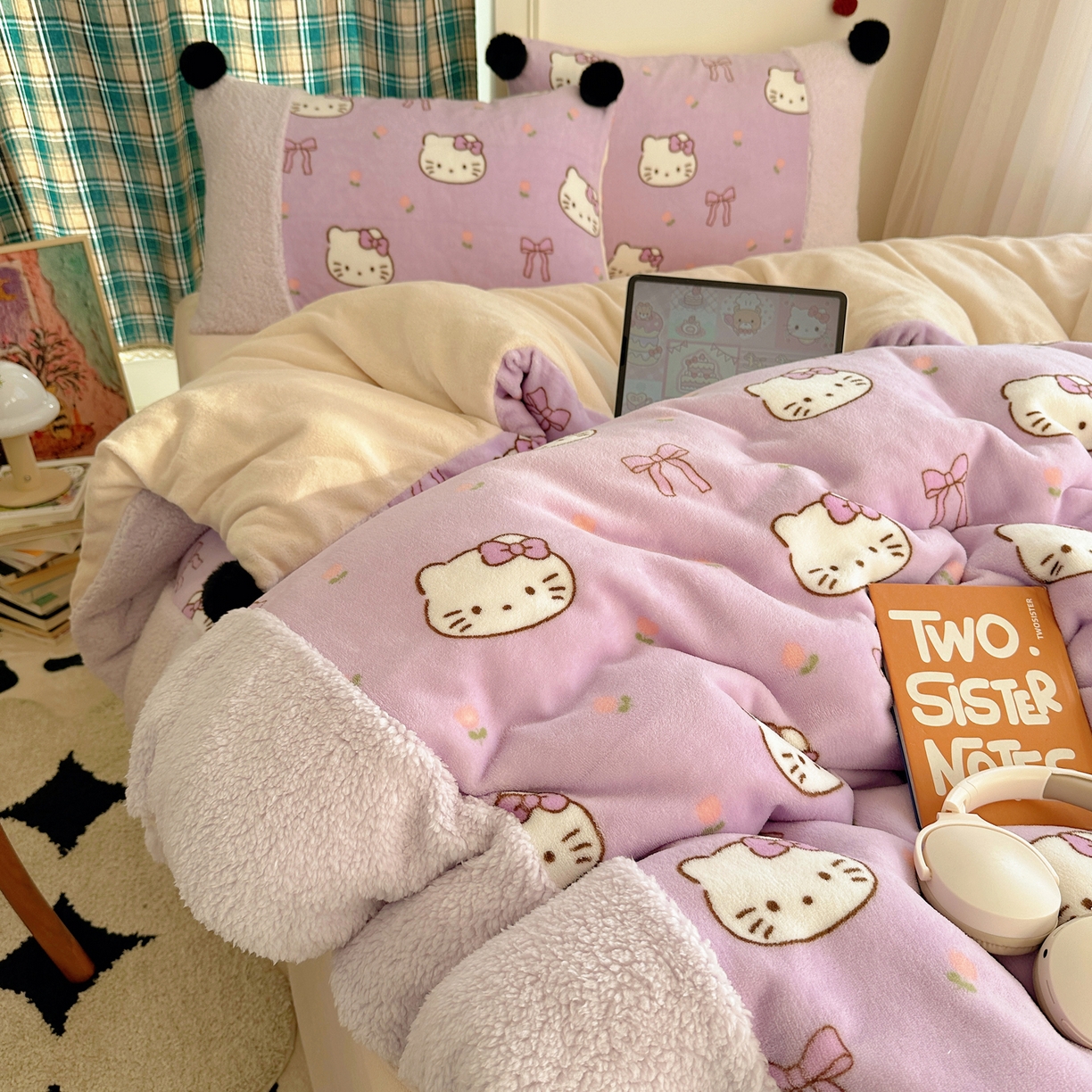 91家纺网 家纺一手货源 找家纺 顾里家纺 2025新款甜风毛球羊羔拼接牛奶绒蝴蝶结花猫系列四件套 花猫紫