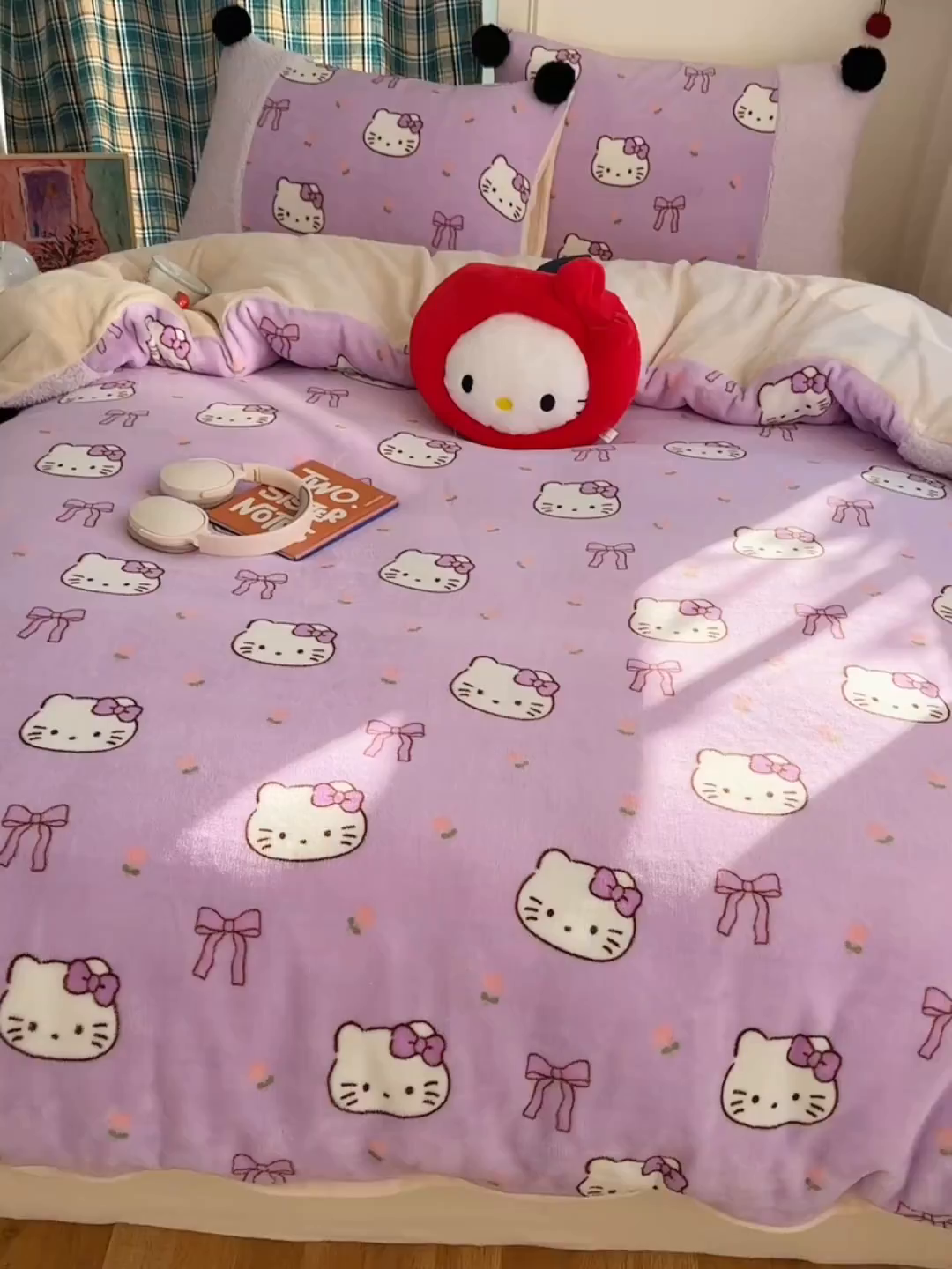 91家纺网 家纺一手货源 找家纺 顾里家纺 2025新款甜风毛球羊羔拼接牛奶绒蝴蝶结花猫系列四件套 花猫紫