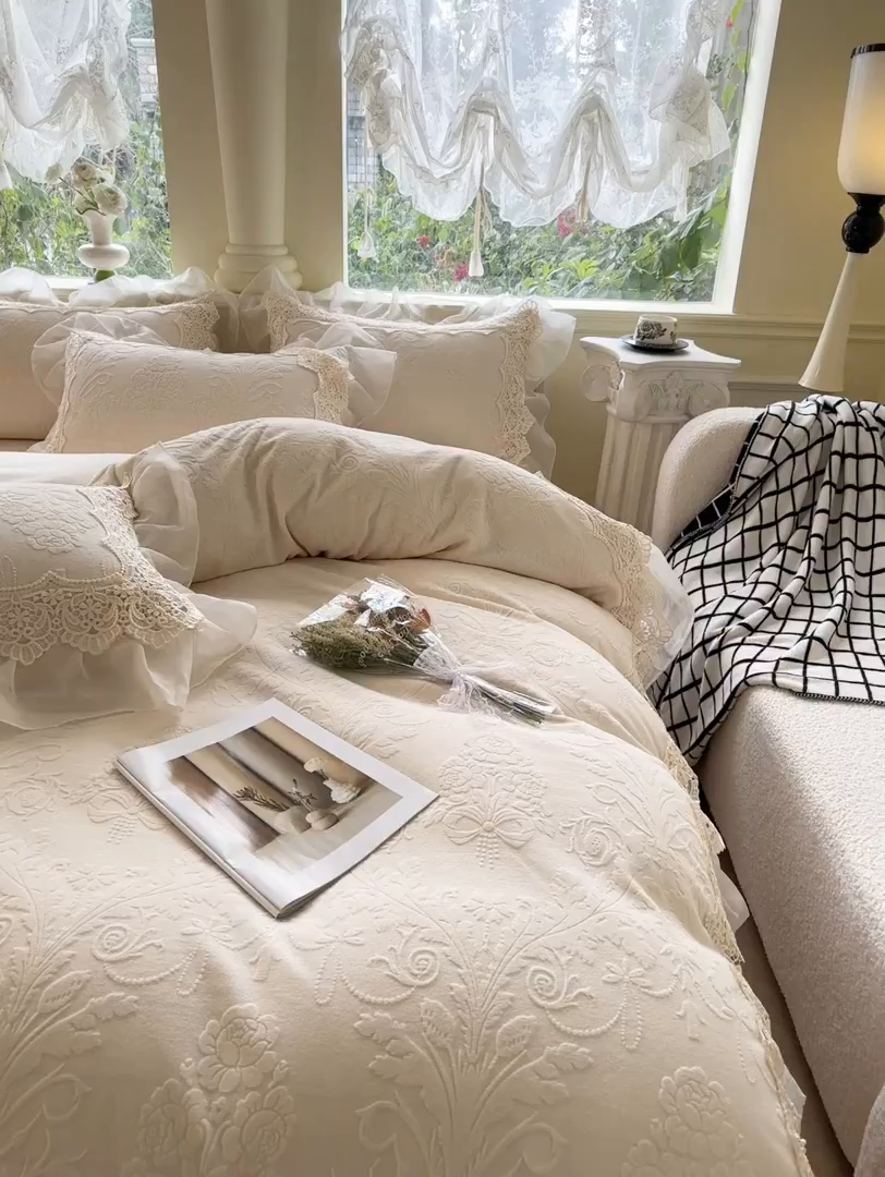 91家纺网 家纺一手货源 找家纺 （总）小主驾到 2025新款高克重雕花牛奶绒雪纺蕾丝花边款床单床盖款四件套