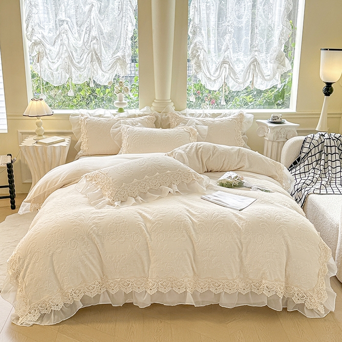 91家纺网 家纺一手货源 找家纺 （总）小主驾到 2025新款高克重雕花牛奶绒雪纺蕾丝花边款床单床盖款四件套