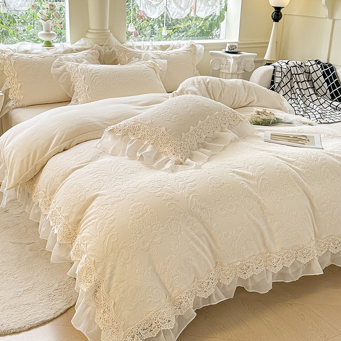 91家纺网 家纺一手货源 找家纺 （总）小主驾到 2025新款高克重雕花牛奶绒雪纺蕾丝花边款床单床盖款四件套