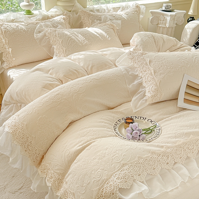 91家纺网 家纺一手货源 找家纺 （总）小主驾到 2025新款高克重雕花牛奶绒雪纺蕾丝花边款床单床盖款四件套