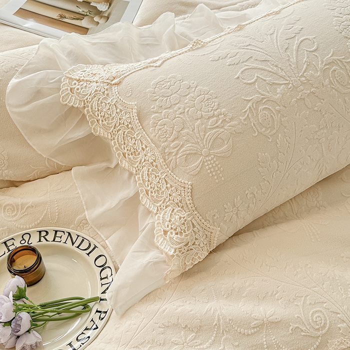 91家纺网 家纺一手货源 找家纺 （总）小主驾到 2025新款高克重雕花牛奶绒雪纺蕾丝花边款床单床盖款四件套
