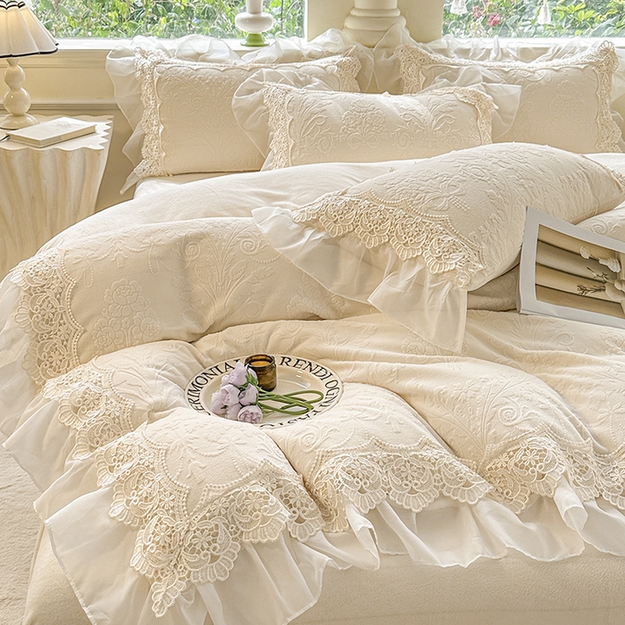91家纺网 家纺一手货源 找家纺 （总）小主驾到 2025新款高克重雕花牛奶绒雪纺蕾丝花边款床单床盖款四件套