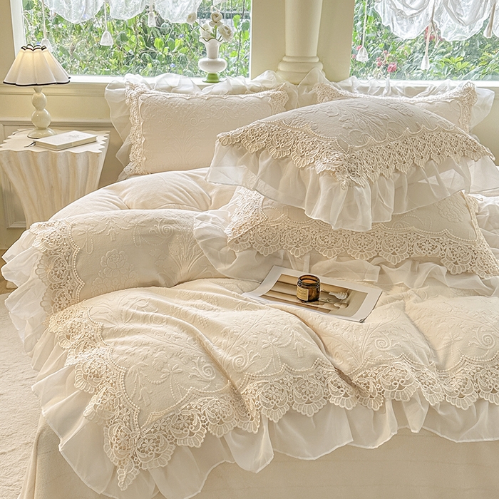 91家纺网 家纺一手货源 找家纺 （总）小主驾到 2025新款高克重雕花牛奶绒雪纺蕾丝花边款床单床盖款四件套