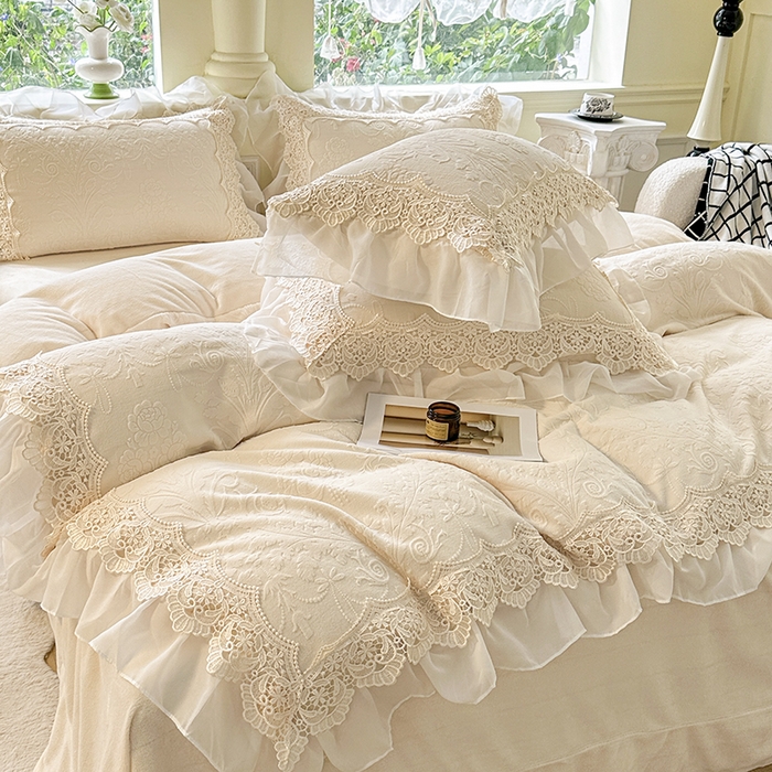 91家纺网 家纺一手货源 找家纺 （总）小主驾到 2025新款高克重雕花牛奶绒雪纺蕾丝花边款床单床盖款四件套