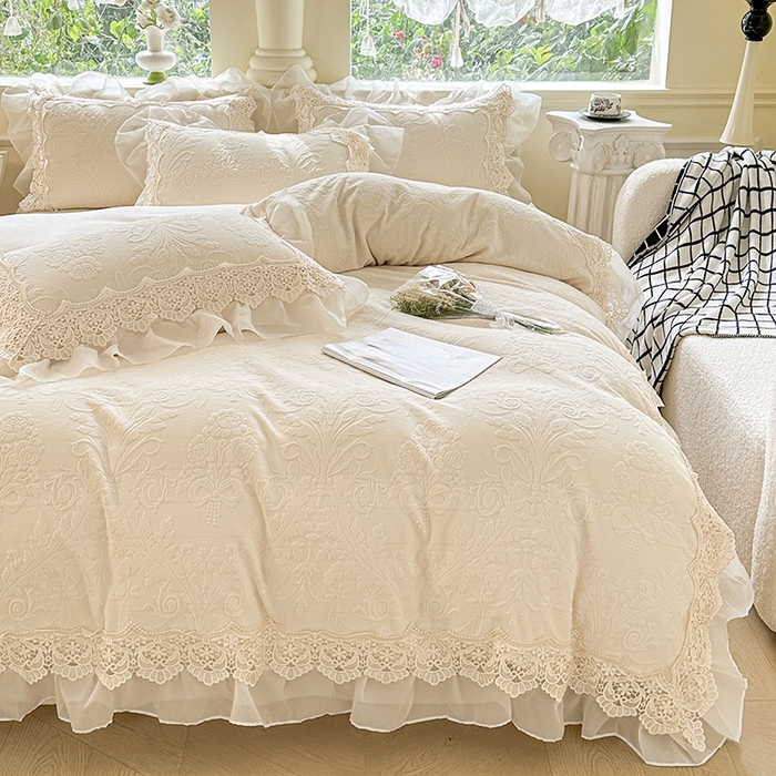 91家纺网 家纺一手货源 找家纺 （总）小主驾到 2025新款高克重雕花牛奶绒雪纺蕾丝花边款床单床盖款四件套
