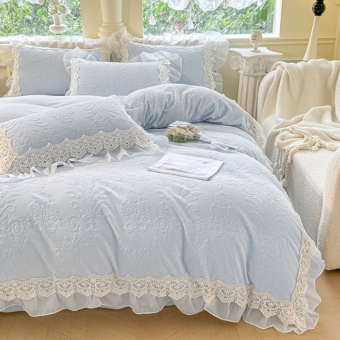 91家纺网 家纺一手货源 找家纺 （总）小主驾到 2025新款高克重雕花牛奶绒雪纺蕾丝花边款床单床盖款四件套
