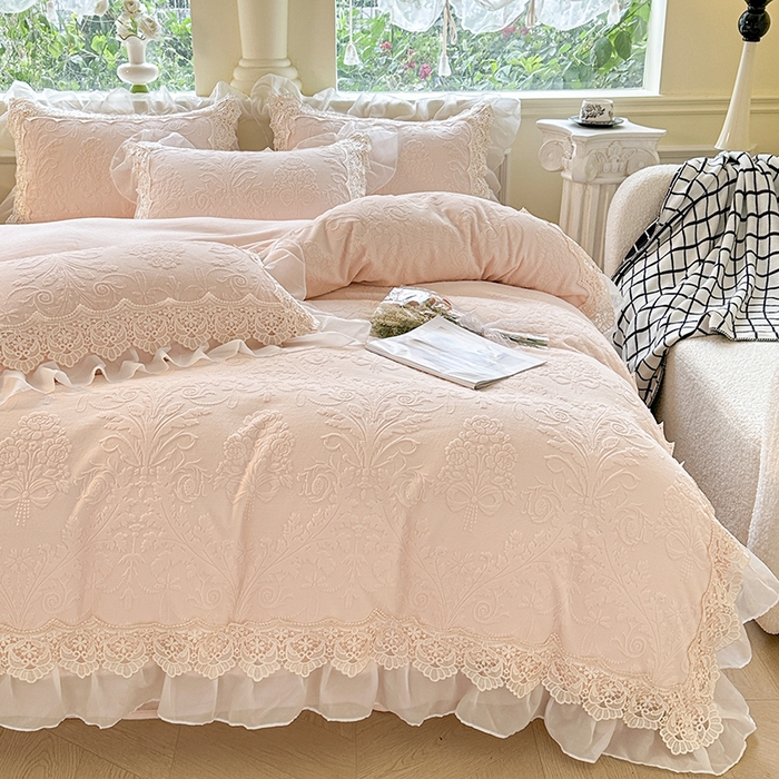 91家纺网 家纺一手货源 找家纺 （总）小主驾到 2025新款高克重雕花牛奶绒雪纺蕾丝花边款床单床盖款四件套
