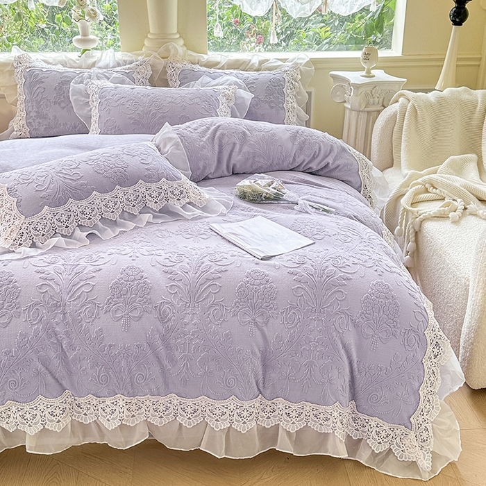 91家纺网 家纺一手货源 找家纺 （总）小主驾到 2025新款高克重雕花牛奶绒雪纺蕾丝花边款床单床盖款四件套