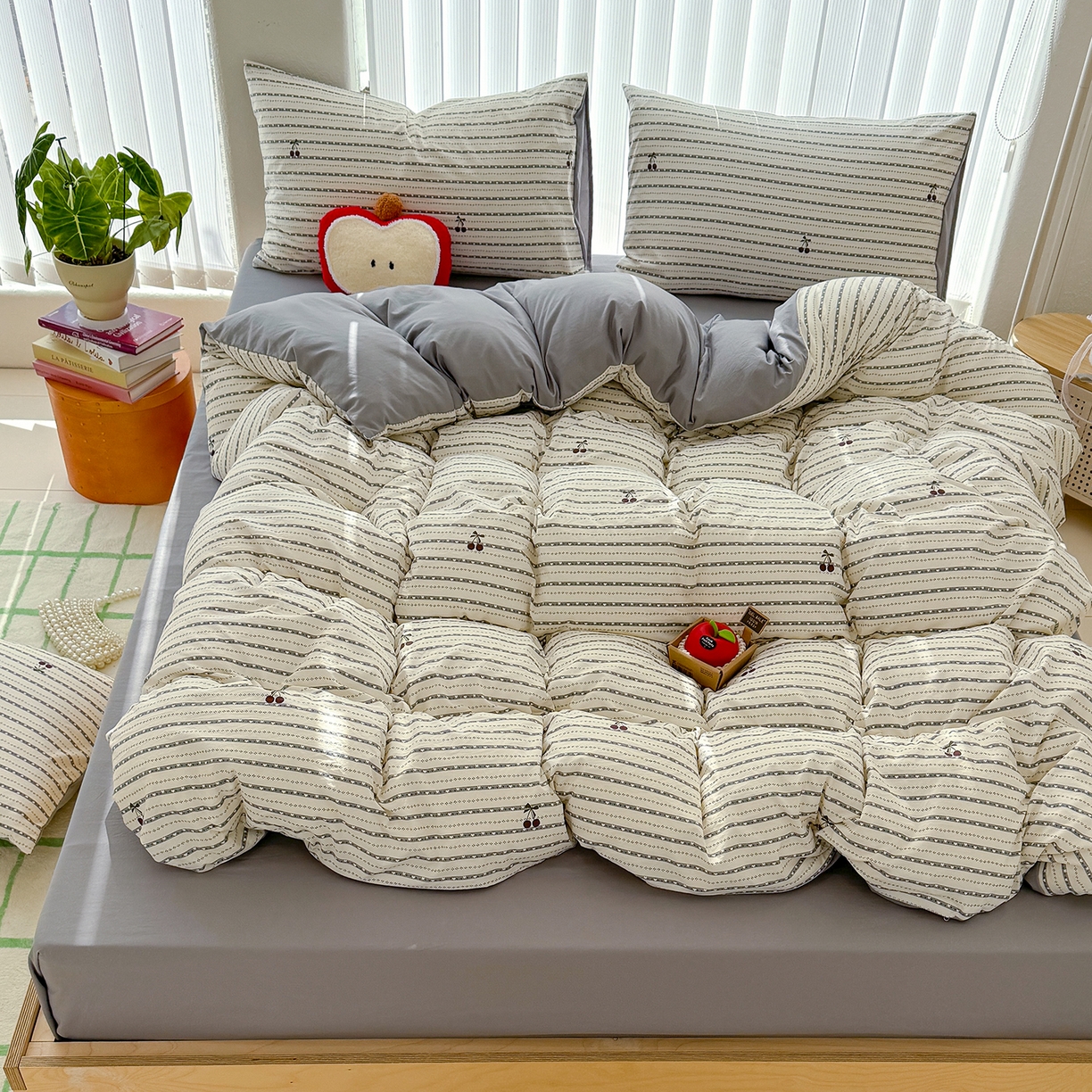 91家纺网 家纺一手货源 找家纺 竹合家纺 2026新款春款A类古法水洗仿棉云感棉小布袋四件套 灰条樱桃