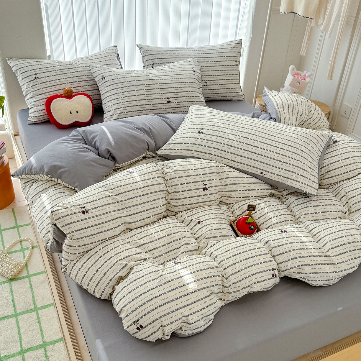 91家纺网 家纺一手货源 找家纺 竹合家纺 2026新款春款A类古法水洗仿棉云感棉小布袋四件套 灰条樱桃