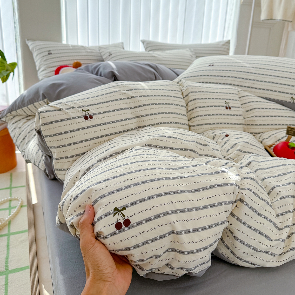 91家纺网 家纺一手货源 找家纺 竹合家纺 2026新款春款A类古法水洗仿棉云感棉小布袋四件套 灰条樱桃