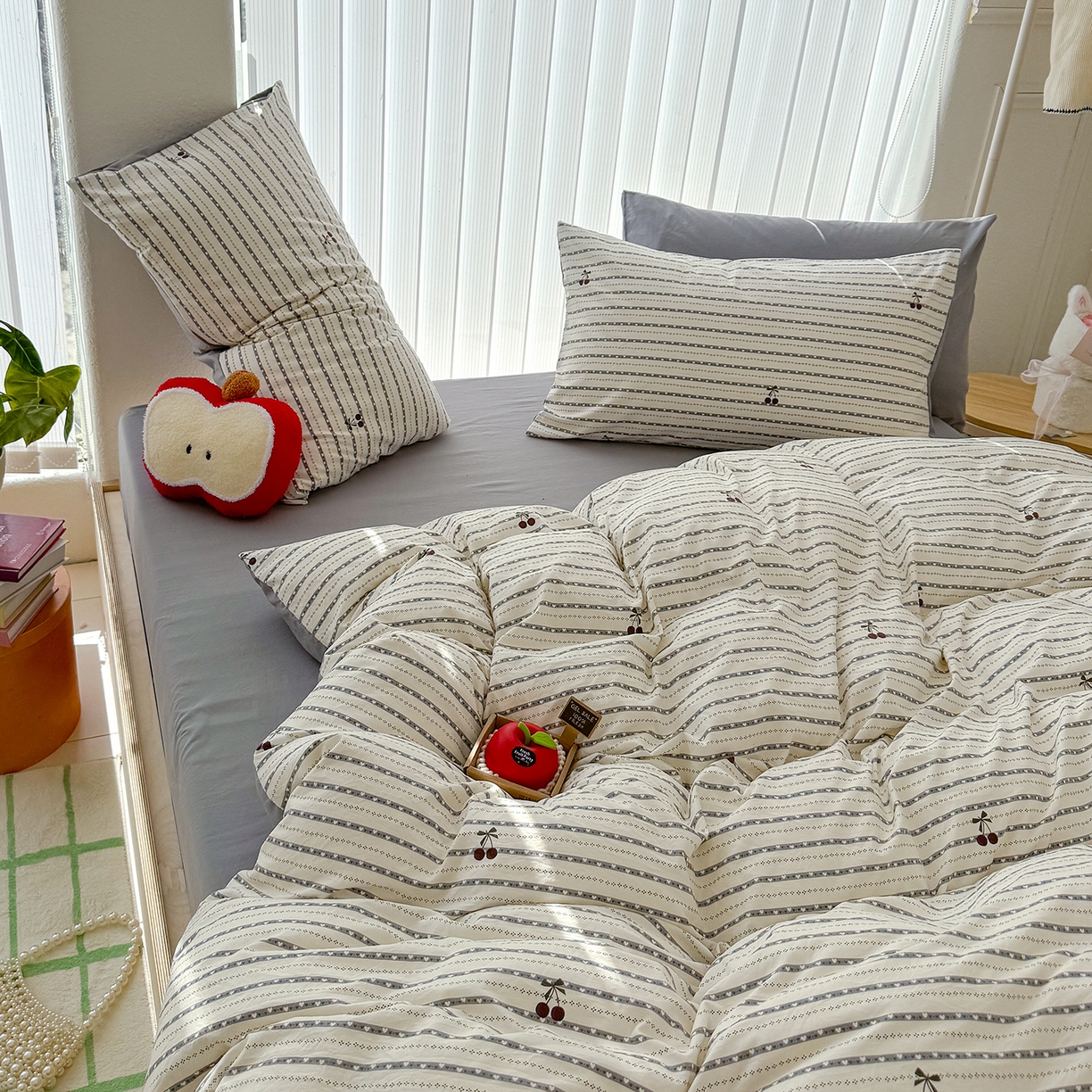 91家纺网 家纺一手货源 找家纺 竹合家纺 2026新款春款A类古法水洗仿棉云感棉小布袋四件套 灰条樱桃