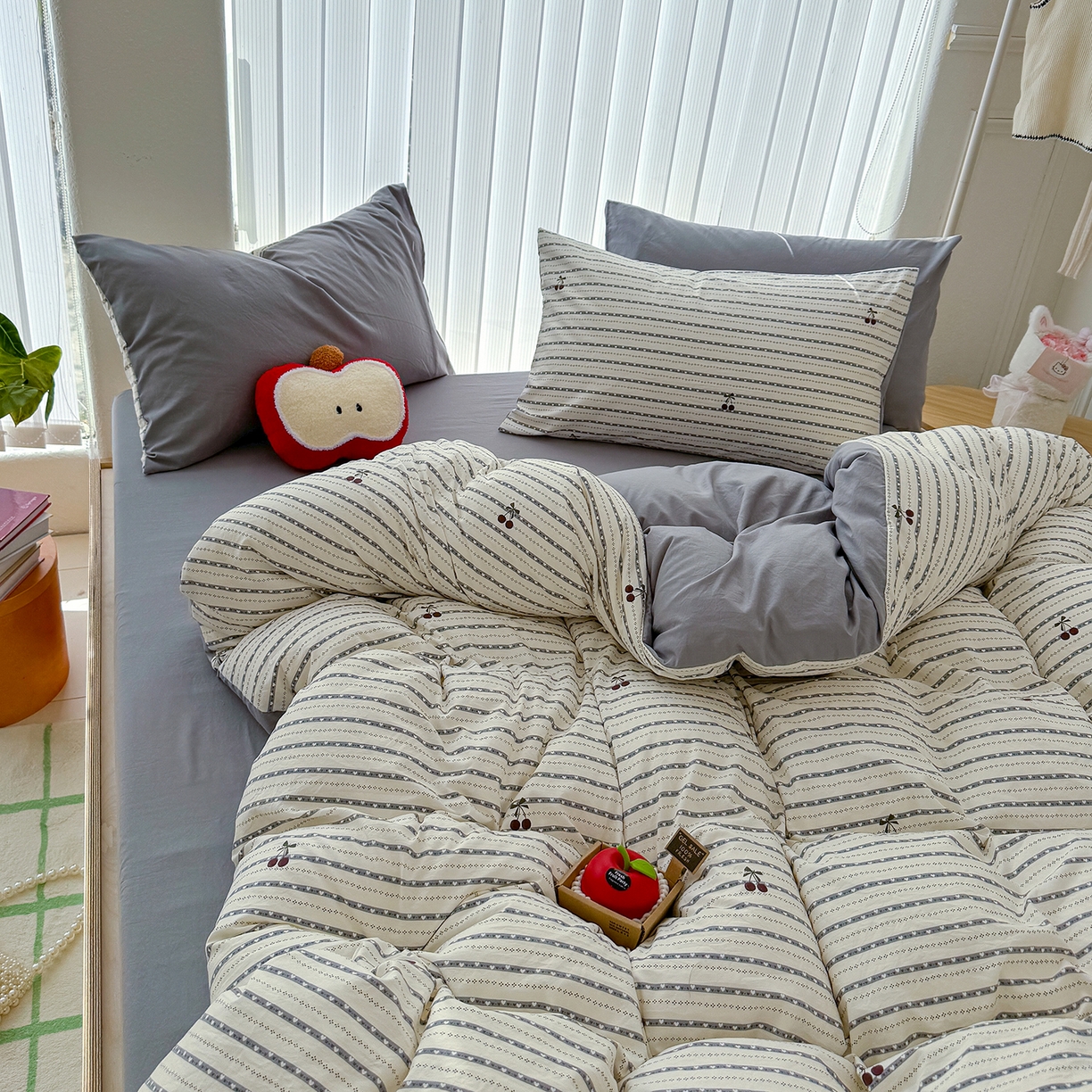 91家纺网 家纺一手货源 找家纺 竹合家纺 2026新款春款A类古法水洗仿棉云感棉小布袋四件套 灰条樱桃