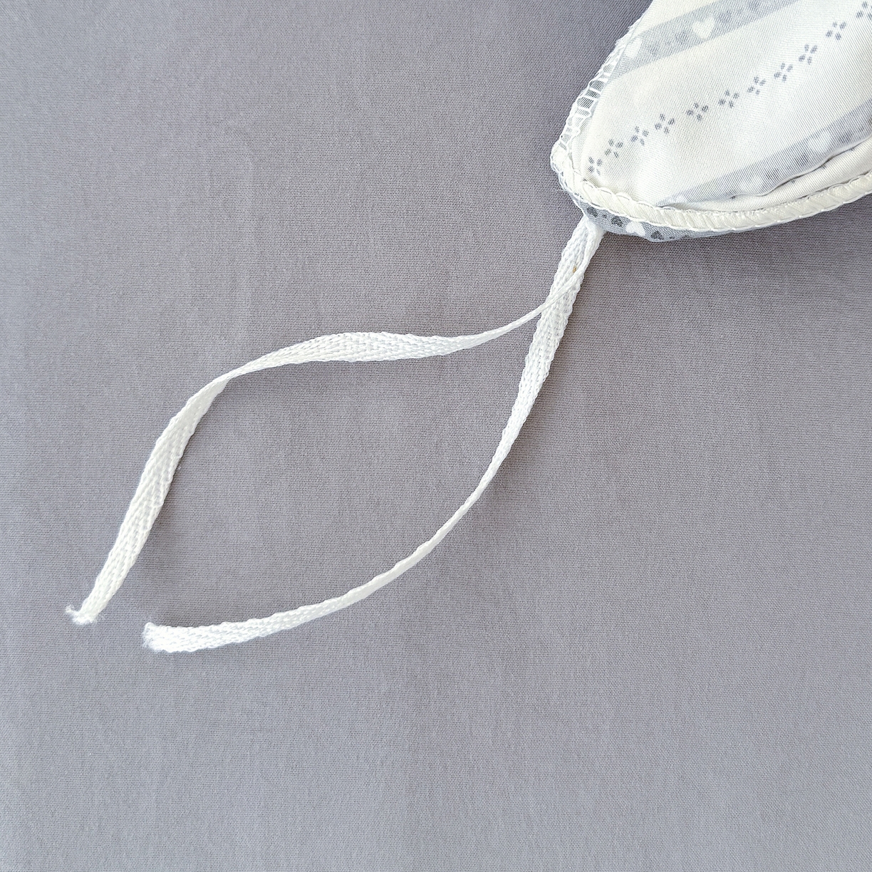 91家纺网 家纺一手货源 找家纺 竹合家纺 2026新款春款A类古法水洗仿棉云感棉小布袋四件套 灰条樱桃