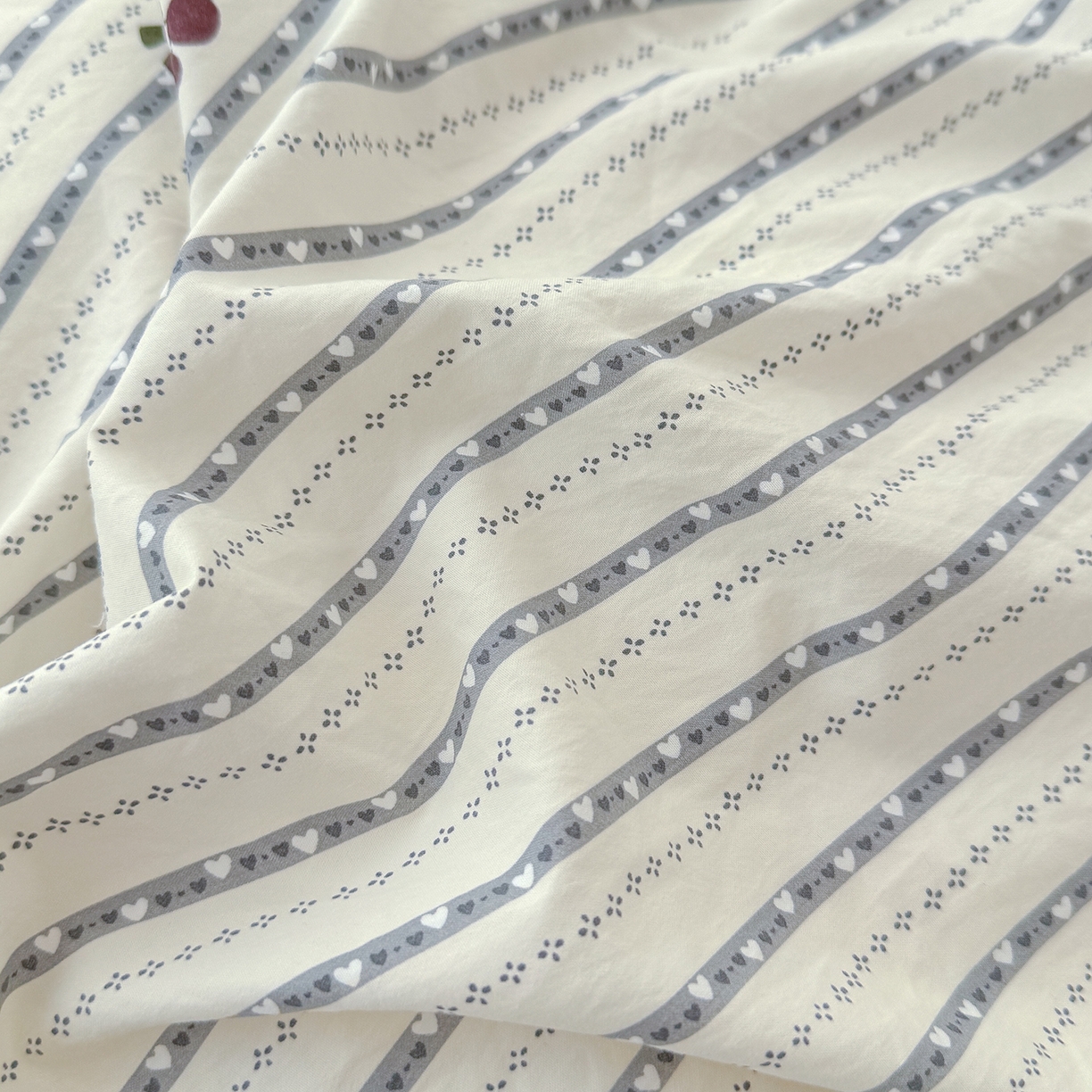 91家纺网 家纺一手货源 找家纺 竹合家纺 2026新款春款A类古法水洗仿棉云感棉小布袋四件套 灰条樱桃