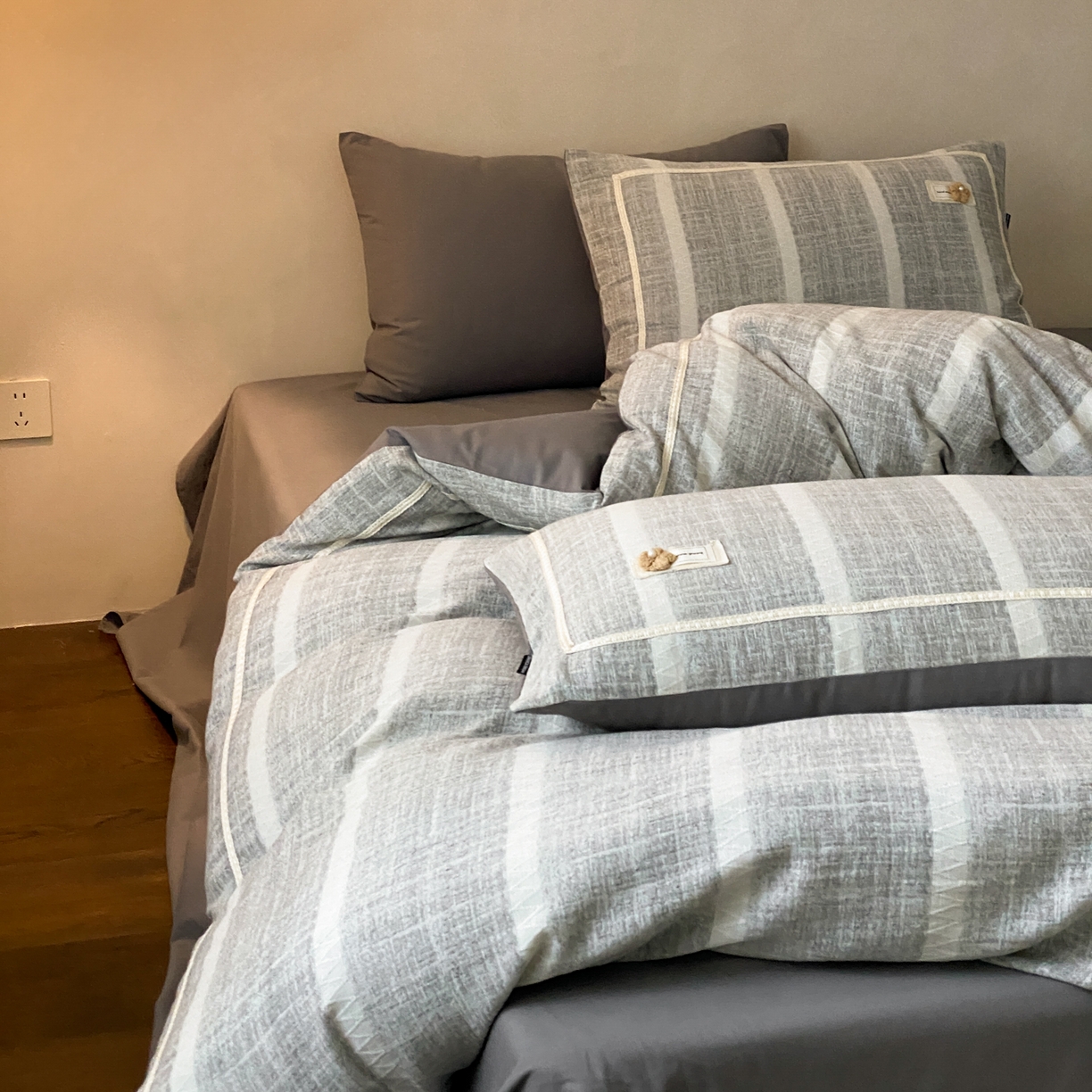 91家纺网 家纺一手货源 找家纺 （总）祺瑞佳家纺 2025新款侘寂风100%棉加厚磨毛四件套色织提花床单床笠（标准券后不得低于288元，大号券后不得低于308元）