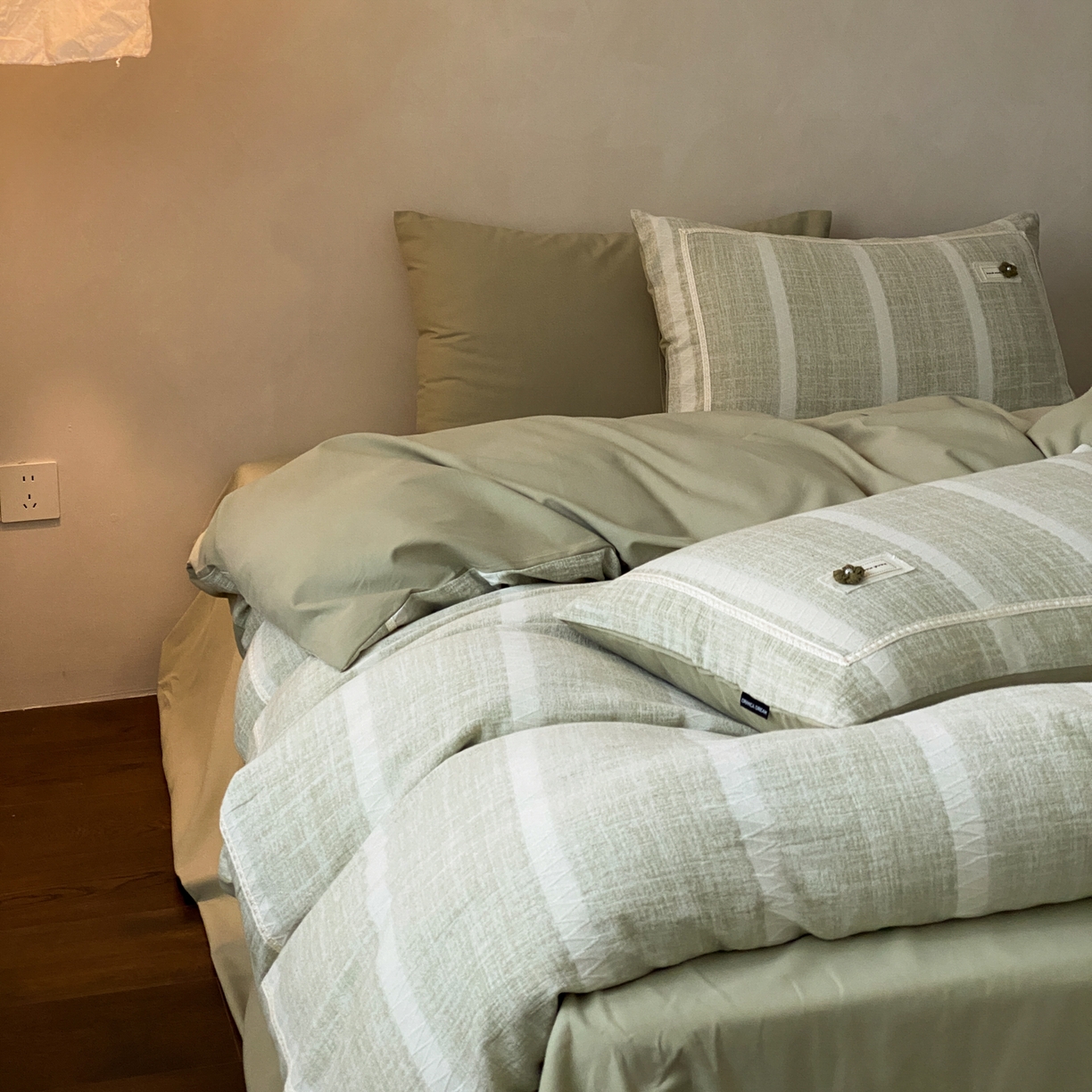 91家纺网 家纺一手货源 找家纺 （总）祺瑞佳家纺 2025新款侘寂风100%棉加厚磨毛四件套色织提花床单床笠（标准券后不得低于288元，大号券后不得低于308元）