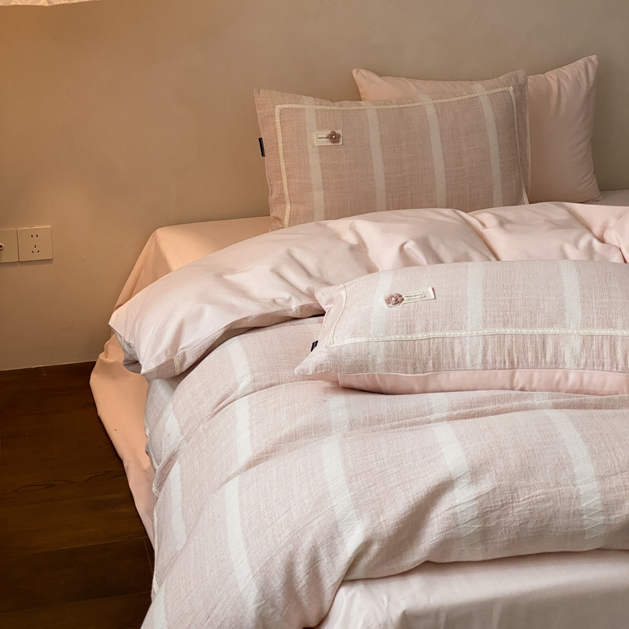 91家纺网 家纺一手货源 找家纺 （总）祺瑞佳家纺 2025新款侘寂风100%棉加厚磨毛四件套色织提花床单床笠（标准券后不得低于288元，大号券后不得低于308元）