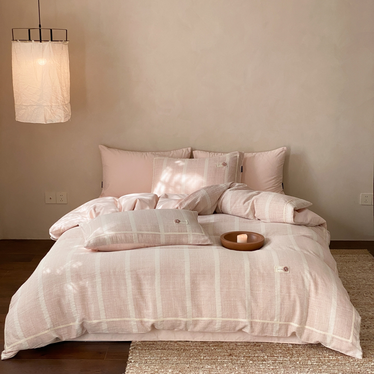 91家纺网 家纺一手货源 找家纺 （总）祺瑞佳家纺 2025新款侘寂风100%棉加厚磨毛四件套色织提花床单床笠（标准券后不得低于288元，大号券后不得低于308元）