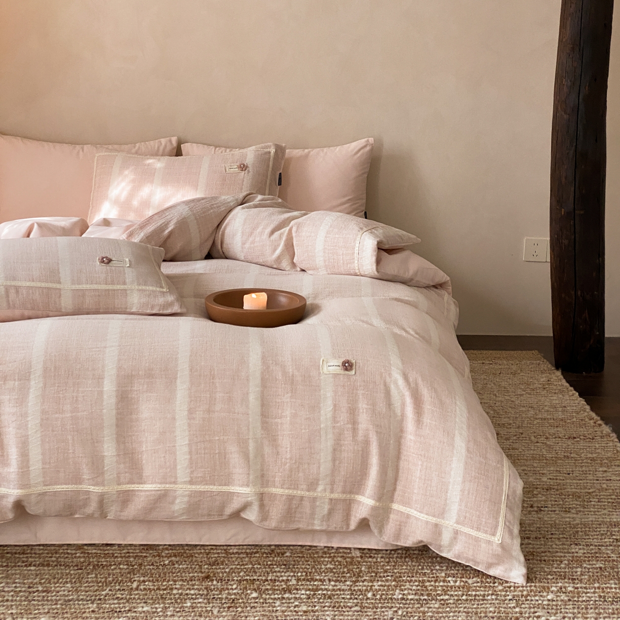 91家纺网 家纺一手货源 找家纺 （总）祺瑞佳家纺 2025新款侘寂风100%棉加厚磨毛四件套色织提花床单床笠（标准券后不得低于288元，大号券后不得低于308元）