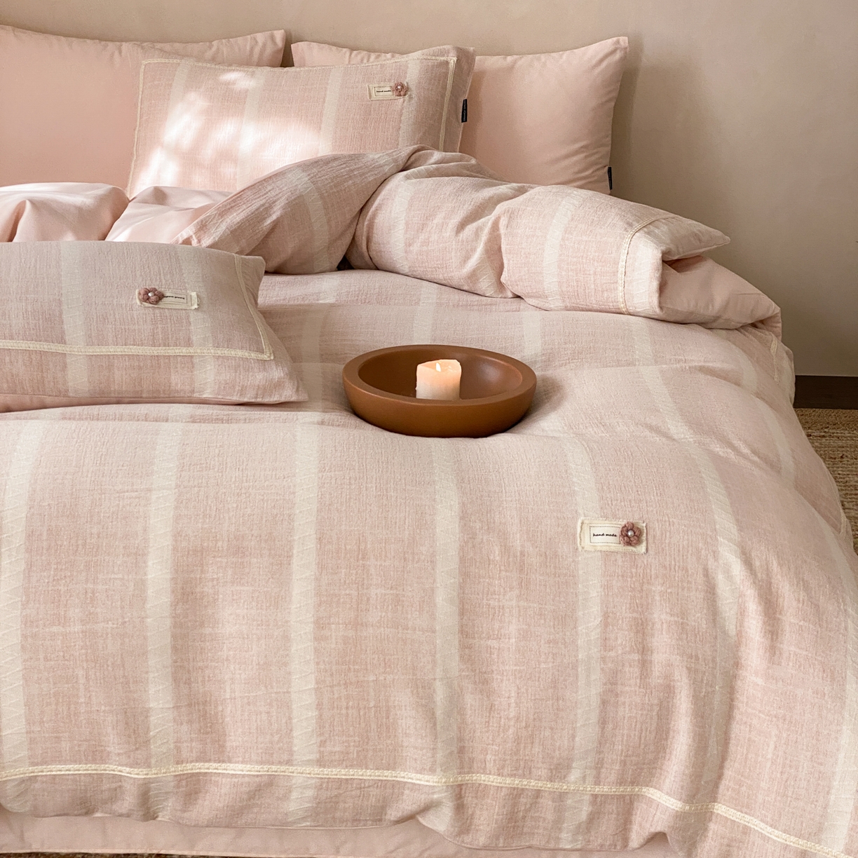 91家纺网 家纺一手货源 找家纺 （总）祺瑞佳家纺 2025新款侘寂风100%棉加厚磨毛四件套色织提花床单床笠（标准券后不得低于288元，大号券后不得低于308元）