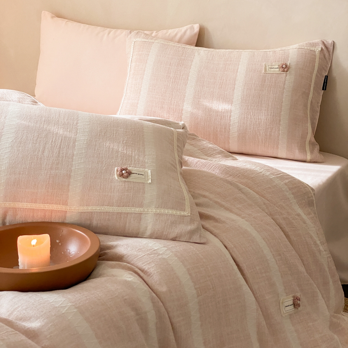 91家纺网 家纺一手货源 找家纺 （总）祺瑞佳家纺 2025新款侘寂风100%棉加厚磨毛四件套色织提花床单床笠（标准券后不得低于288元，大号券后不得低于308元）