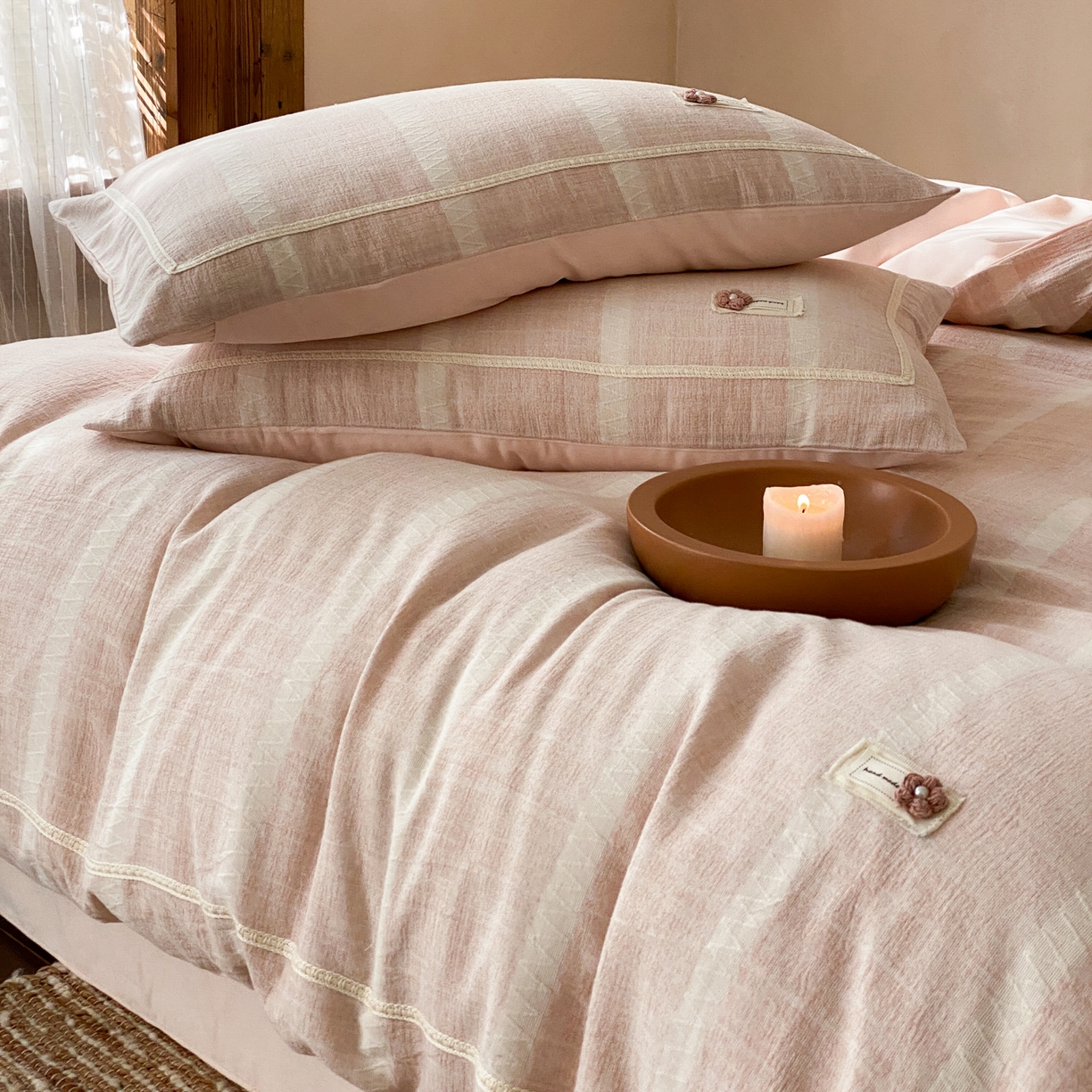 91家纺网 家纺一手货源 找家纺 （总）祺瑞佳家纺 2025新款侘寂风100%棉加厚磨毛四件套色织提花床单床笠（标准券后不得低于288元，大号券后不得低于308元）