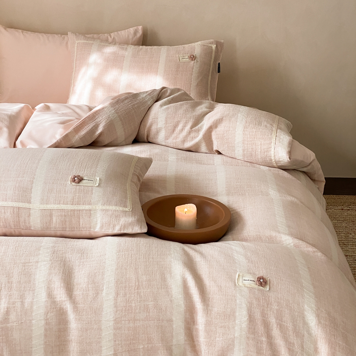 91家纺网 家纺一手货源 找家纺 （总）祺瑞佳家纺 2025新款侘寂风100%棉加厚磨毛四件套色织提花床单床笠（标准券后不得低于288元，大号券后不得低于308元）