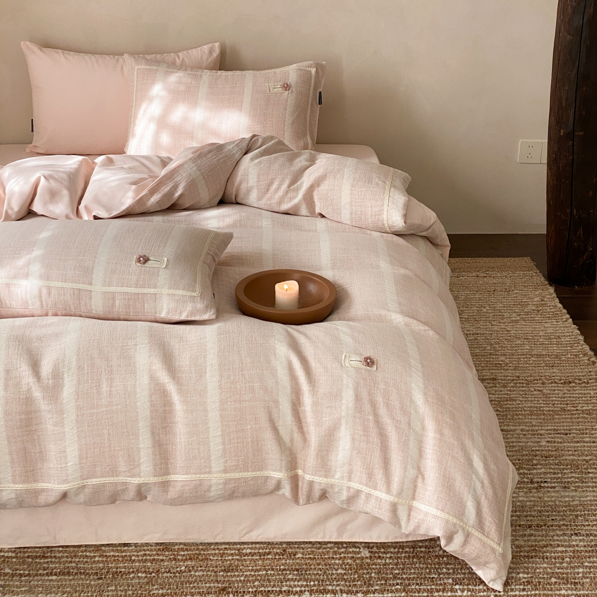 91家纺网 家纺一手货源 找家纺 （总）祺瑞佳家纺 2025新款侘寂风100%棉加厚磨毛四件套色织提花床单床笠（标准券后不得低于288元，大号券后不得低于308元）