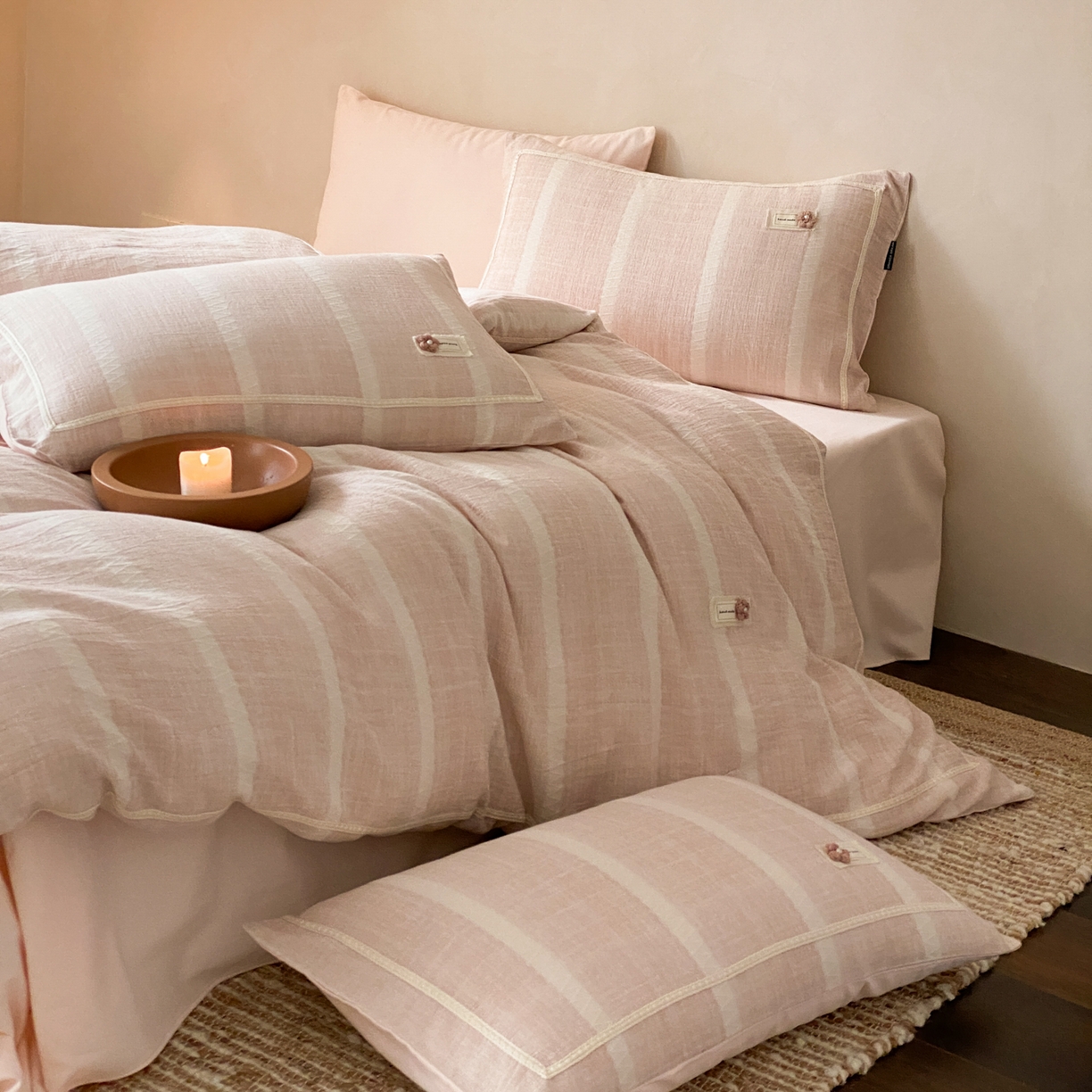 91家纺网 家纺一手货源 找家纺 （总）祺瑞佳家纺 2025新款侘寂风100%棉加厚磨毛四件套色织提花床单床笠（标准券后不得低于288元，大号券后不得低于308元）