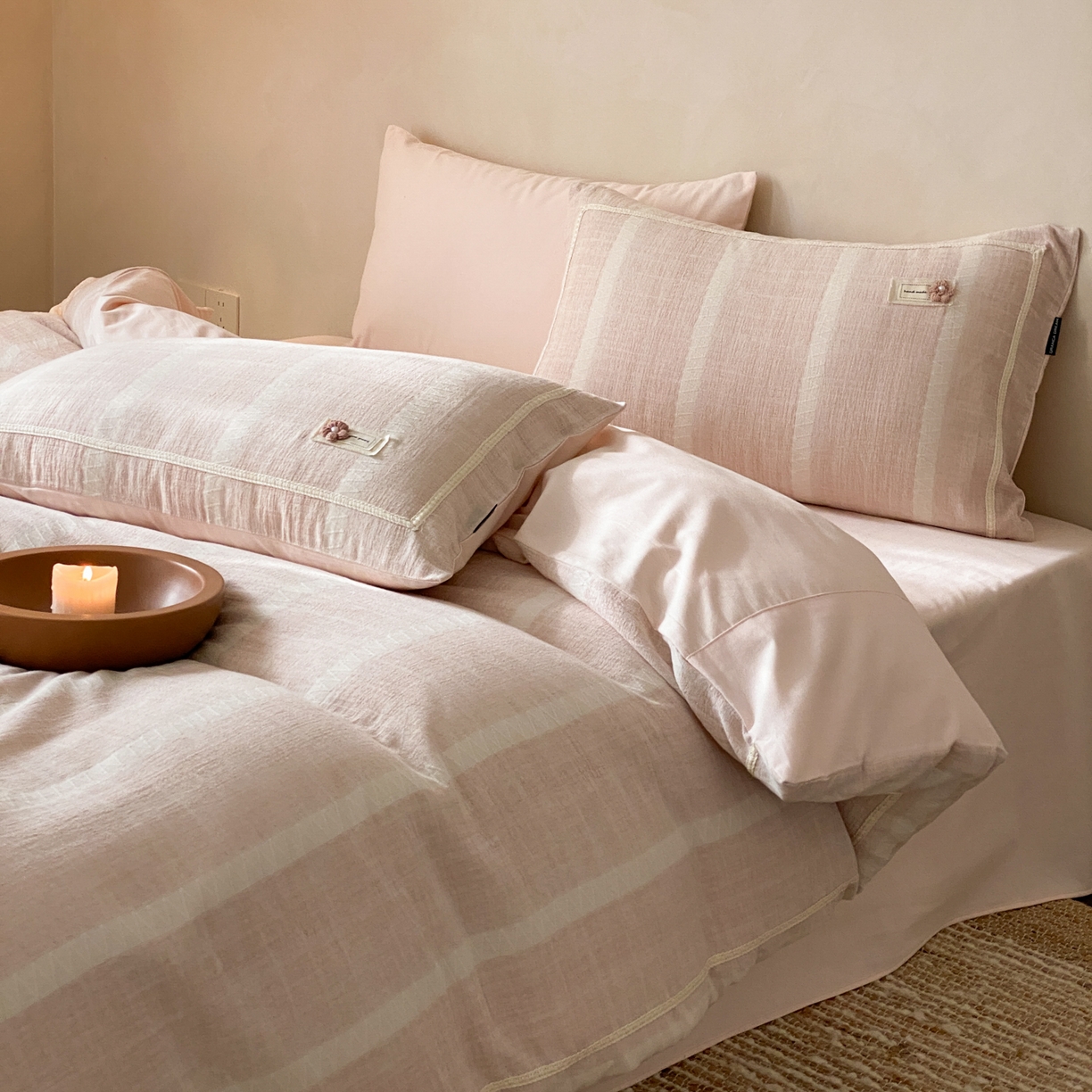 91家纺网 家纺一手货源 找家纺 （总）祺瑞佳家纺 2025新款侘寂风100%棉加厚磨毛四件套色织提花床单床笠（标准券后不得低于288元，大号券后不得低于308元）