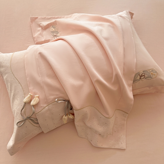 91家纺网 家纺一手货源 找家纺 （总）祺瑞佳家纺 2025新品100%棉全棉加厚磨毛全棉刺绣绣花蕾丝法式四件套-郁金物语（标准券后不得低于298元，大号券后不得低于318元）