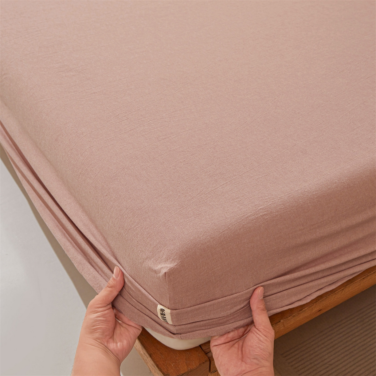 91家纺网 家纺一手货源 找家纺 优眠坊 2026新款全棉色织水洗纯色条格纯棉单层床笠床垫保护套 拾忆-梅粉