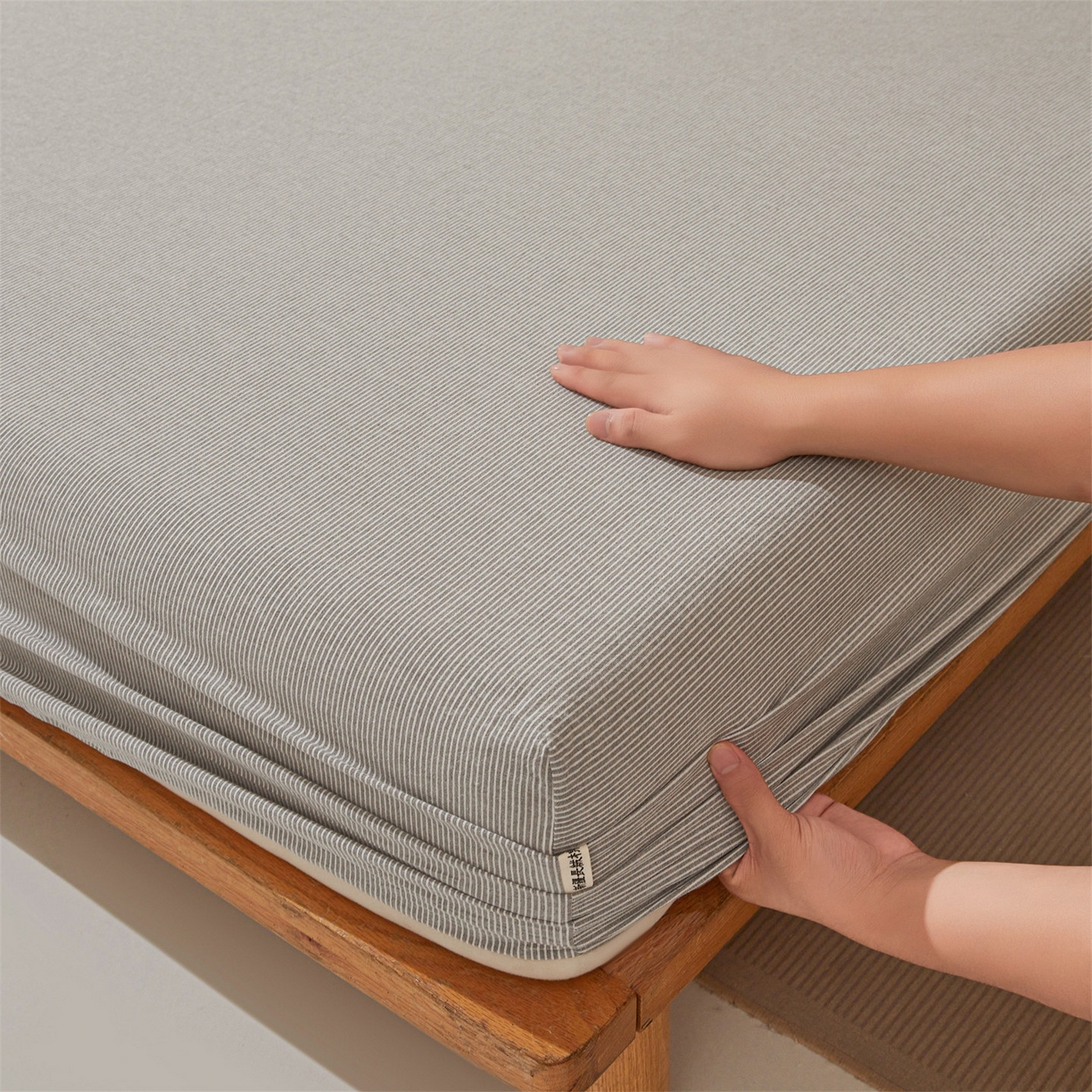 91家纺网 家纺一手货源 找家纺 优眠坊 2026新款全棉色织水洗纯色条格纯棉单层床笠床垫保护套 拾忆-条纹灰