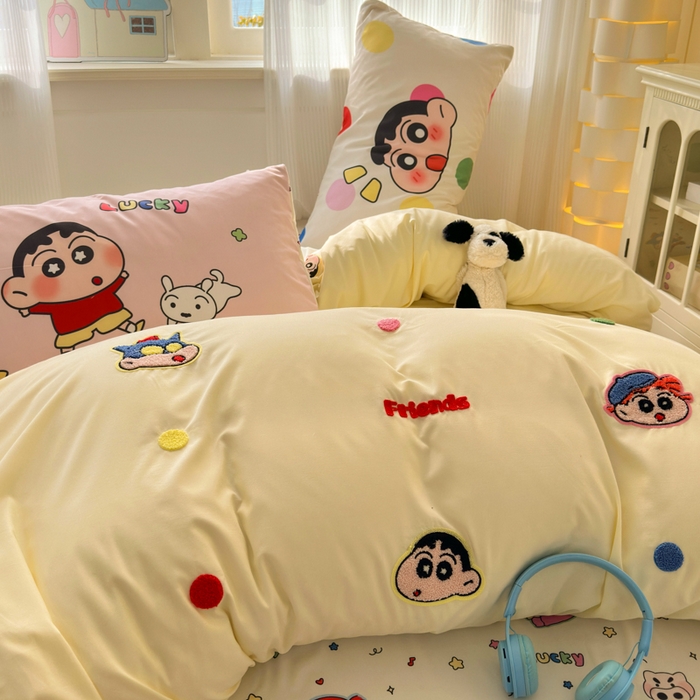 91家纺网 家纺一手货源 找家纺 三元色 2025新款云朵棉毛巾绣小新系列四件套 彩色波点小新