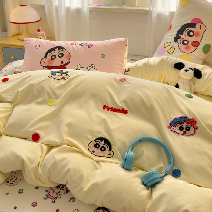 91家纺网 家纺一手货源 找家纺 三元色 2025新款云朵棉毛巾绣小新系列四件套 彩色波点小新