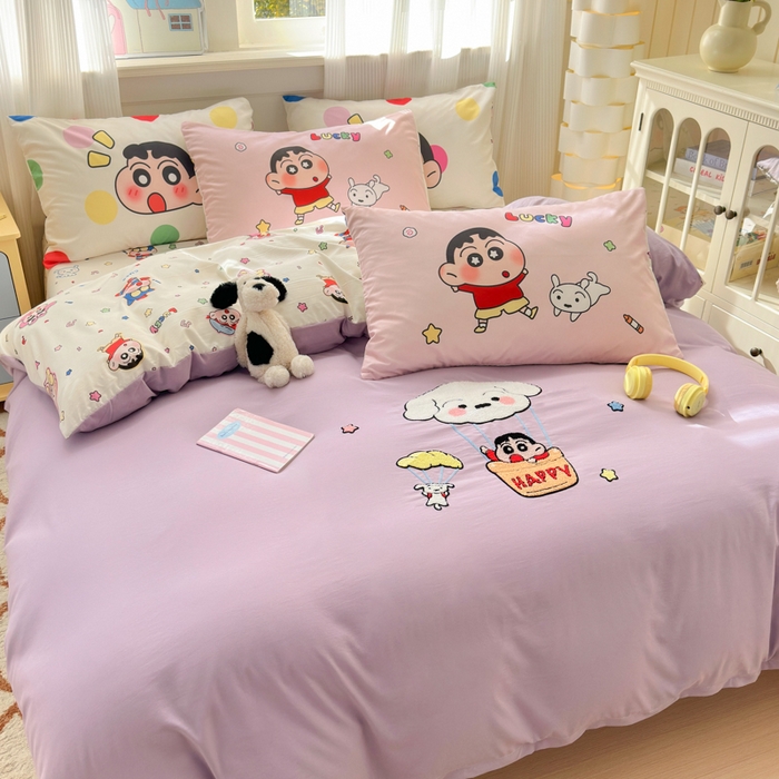 91家纺网 家纺一手货源 找家纺 三元色 2025新款云朵棉毛巾绣小新系列四件套 气球小新