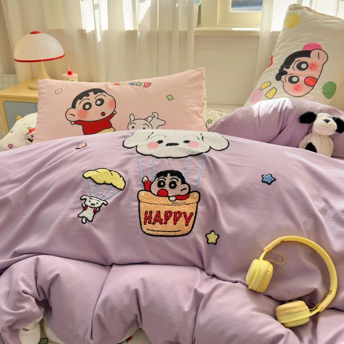 91家纺网 家纺一手货源 找家纺 三元色 2025新款云朵棉毛巾绣小新系列四件套 气球小新