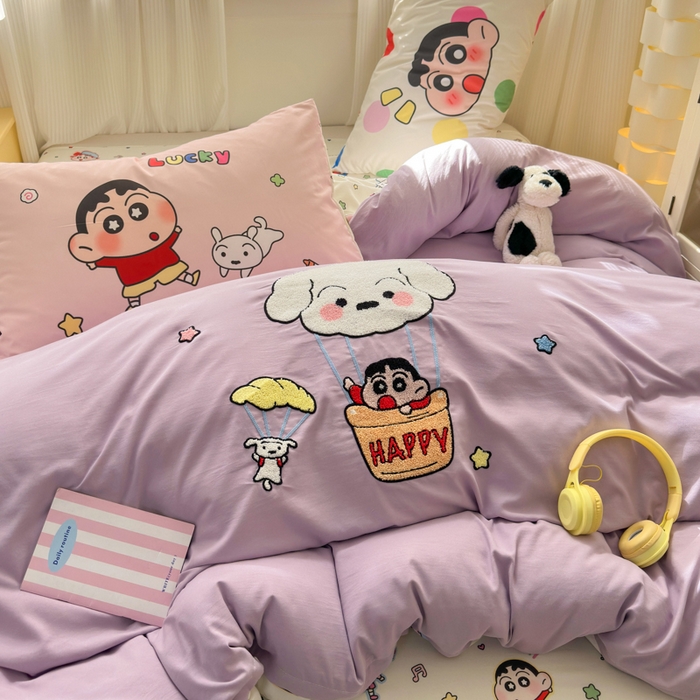 91家纺网 家纺一手货源 找家纺 三元色 2025新款云朵棉毛巾绣小新系列四件套 气球小新