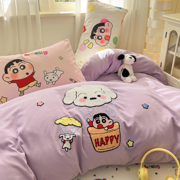 91家纺网 家纺一手货源 找家纺 三元色 2025新款云朵棉毛巾绣小新系列四件套 气球小新