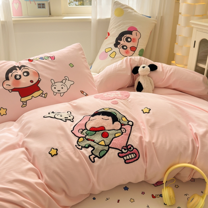 91家纺网 家纺一手货源 找家纺 三元色 2025新款云朵棉毛巾绣小新系列四件套 睡衣小新