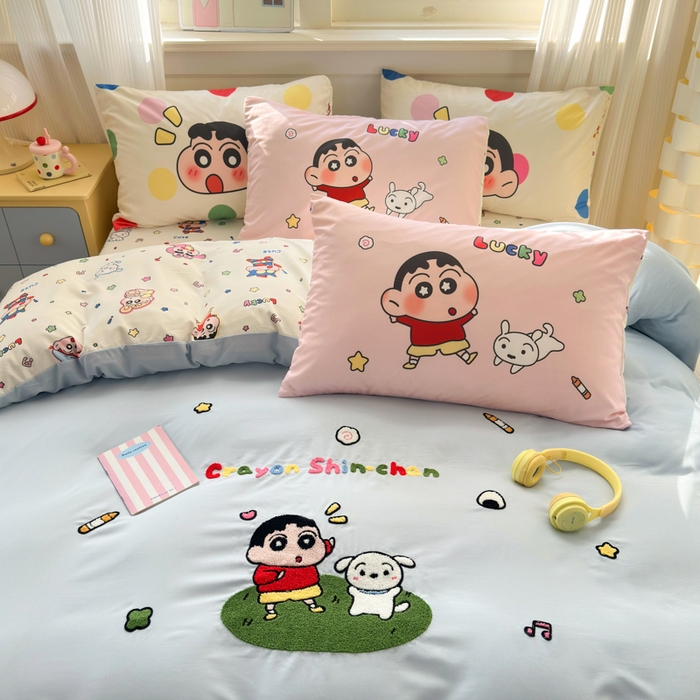 91家纺网 家纺一手货源 找家纺 三元色 2025新款云朵棉毛巾绣小新系列四件套 夏日小新