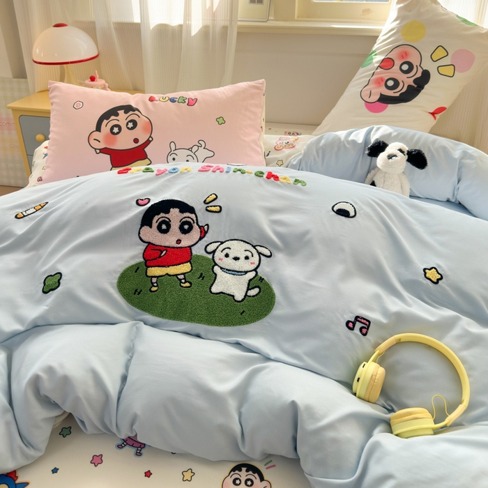 91家纺网 家纺一手货源 找家纺 三元色 2025新款云朵棉毛巾绣小新系列四件套 夏日小新