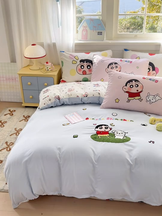 91家纺网 家纺一手货源 找家纺 三元色 2025新款云朵棉毛巾绣小新系列四件套 夏日小新